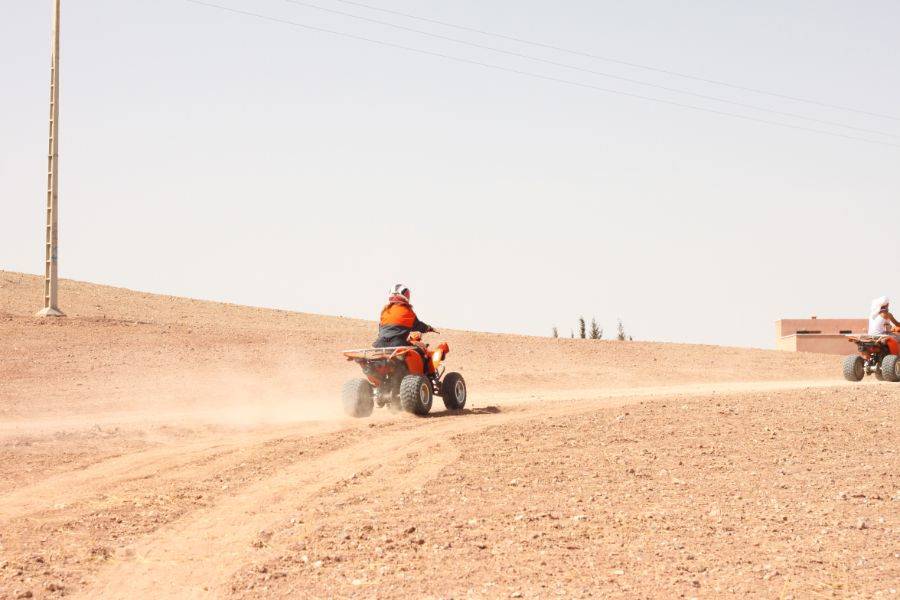 Experiência de passeio de camelo e moto-quatro no deserto rochoso de Agafay