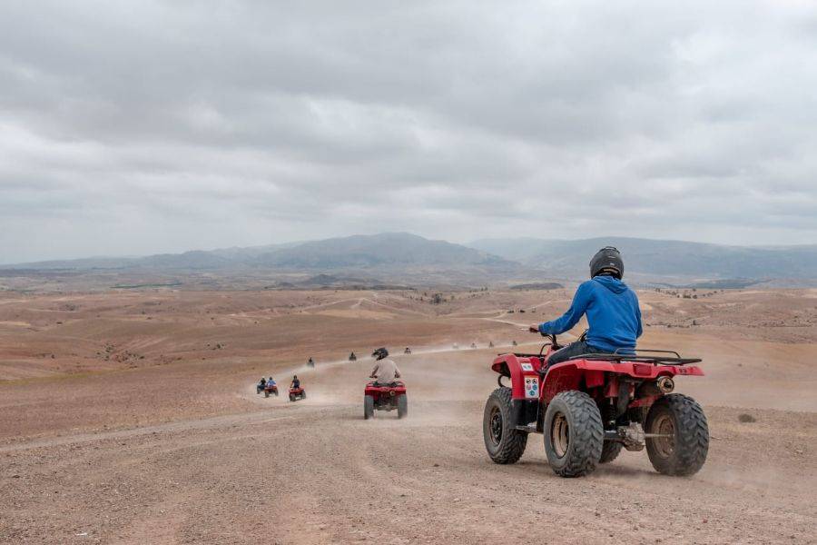 Experiência de passeio de camelo e moto-quatro no deserto rochoso de Agafay
