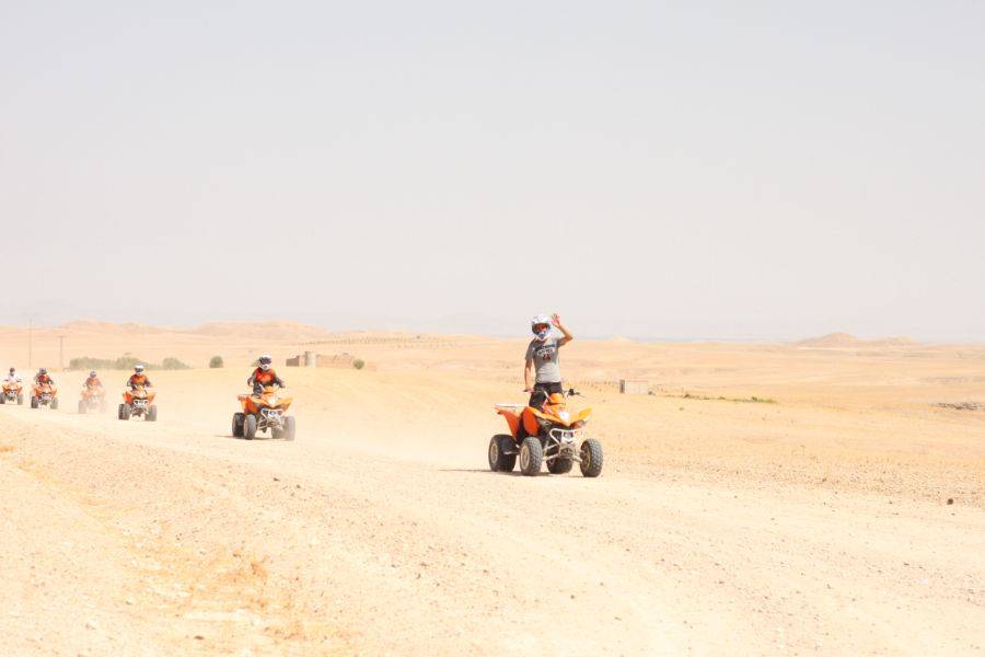 Experiência de passeio de camelo e moto-quatro no deserto rochoso de Agafay