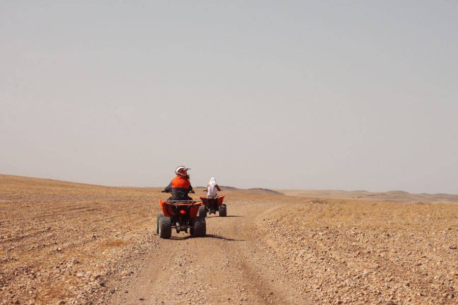 Experiência de passeio de camelo e moto-quatro no deserto rochoso de Agafay