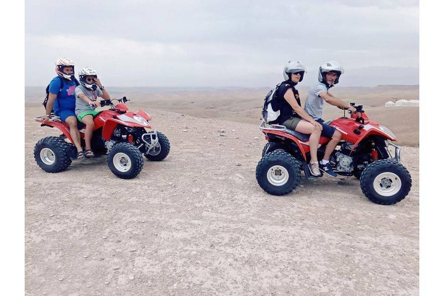 Quadriciclo no deserto rochoso de Agafay de Marrakech
