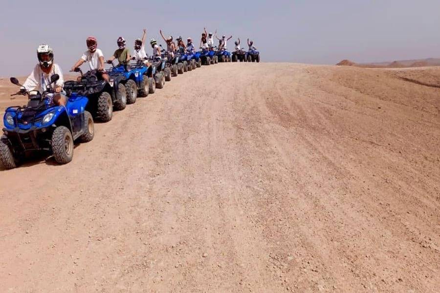 Quadriciclo, passeio de camelo e jantar no deserto rochoso de Agafay