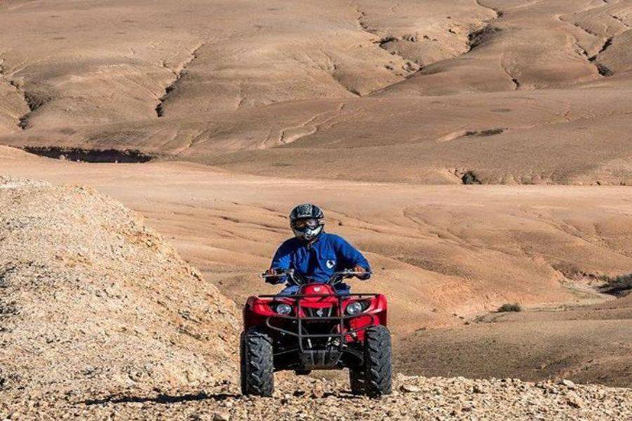 Quadriciclo, passeio de camelo e jantar no deserto rochoso de Agafay