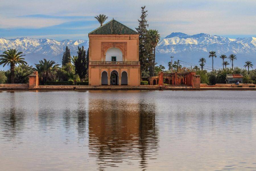 Carruagem de cavalo bonito em Marrakech