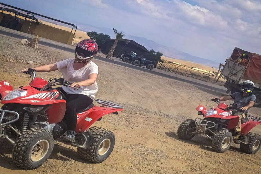 Quadriciclo, passeio de camelo e jantar no deserto rochoso de Agafay