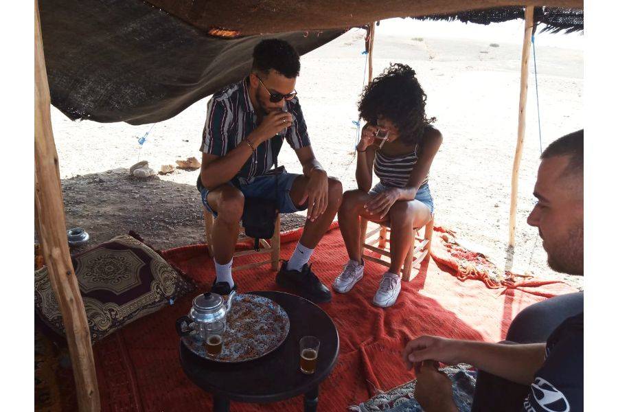 Quadriciclo no deserto rochoso de Agafay de Marrakech