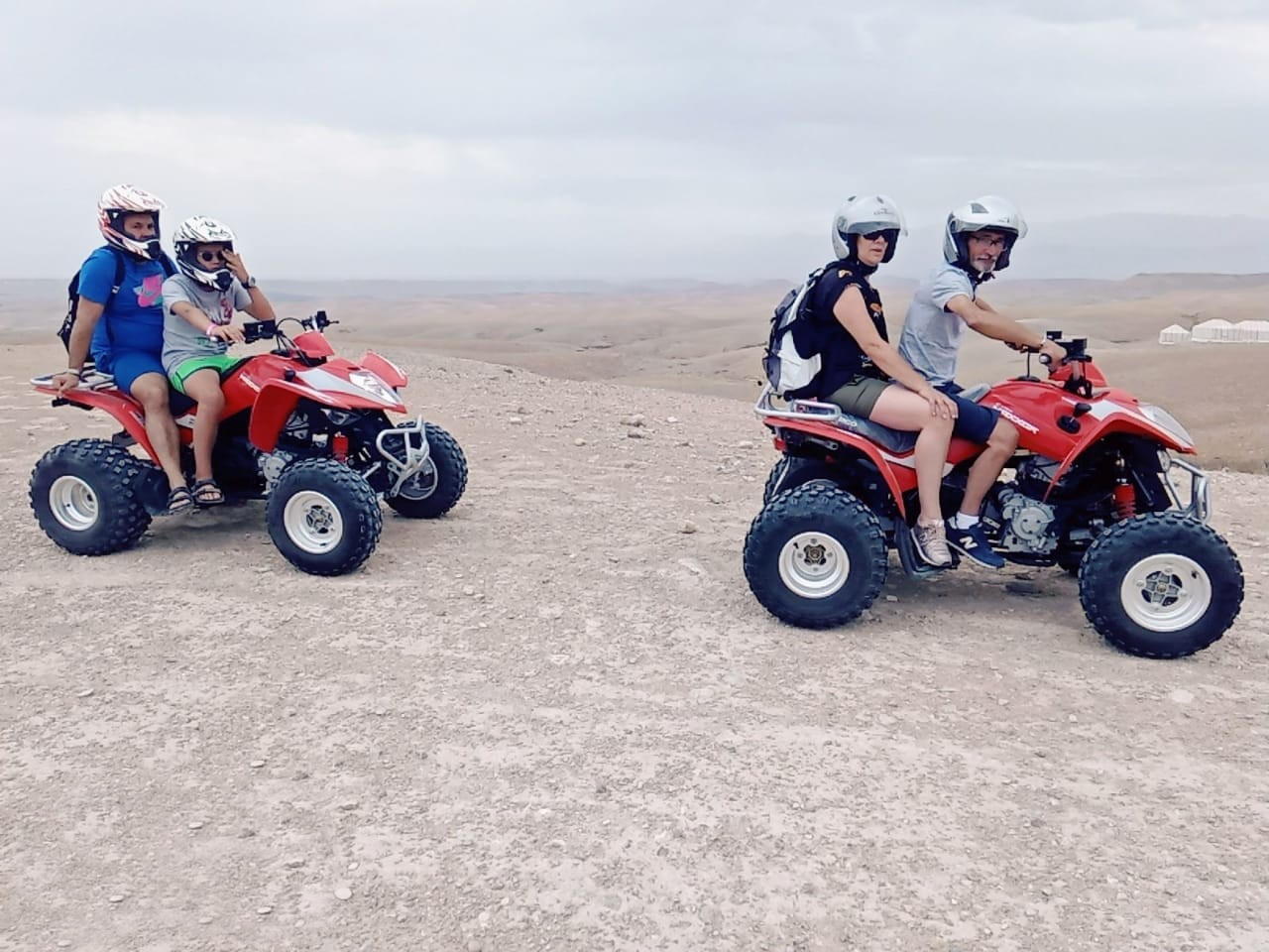 Experiência de passeio de camelo e moto-quatro no deserto rochoso de Agafay