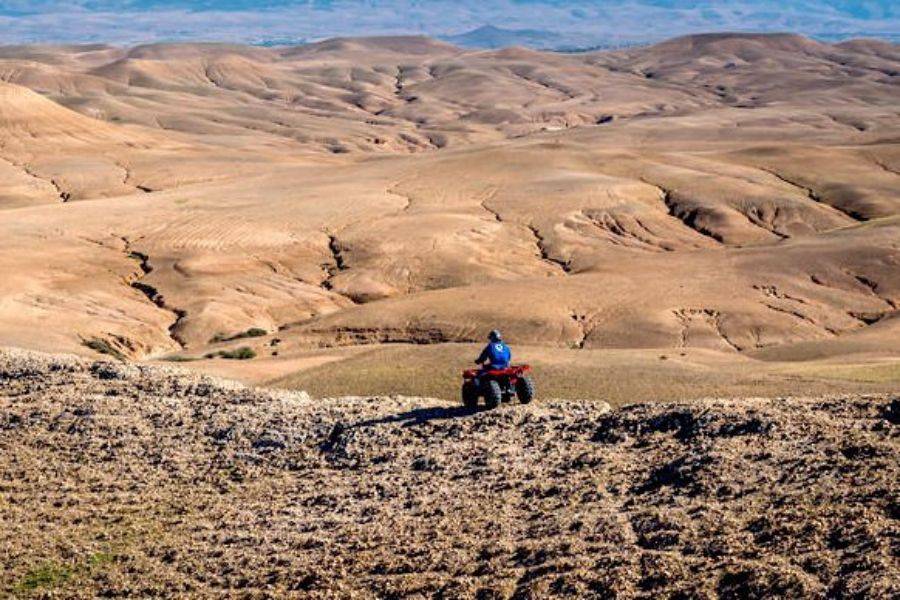 Quadriciclo no deserto rochoso de Agafay de Marrakech