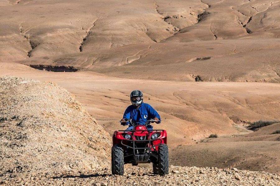 Quadriciclo no deserto rochoso de Agafay de Marrakech