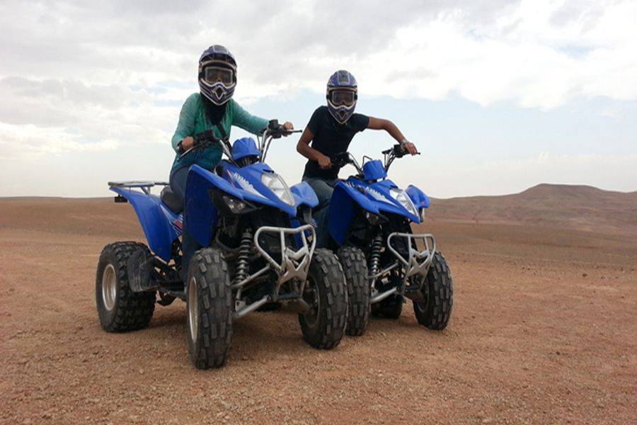 Quadriciclo no deserto rochoso de Agafay de Marrakech