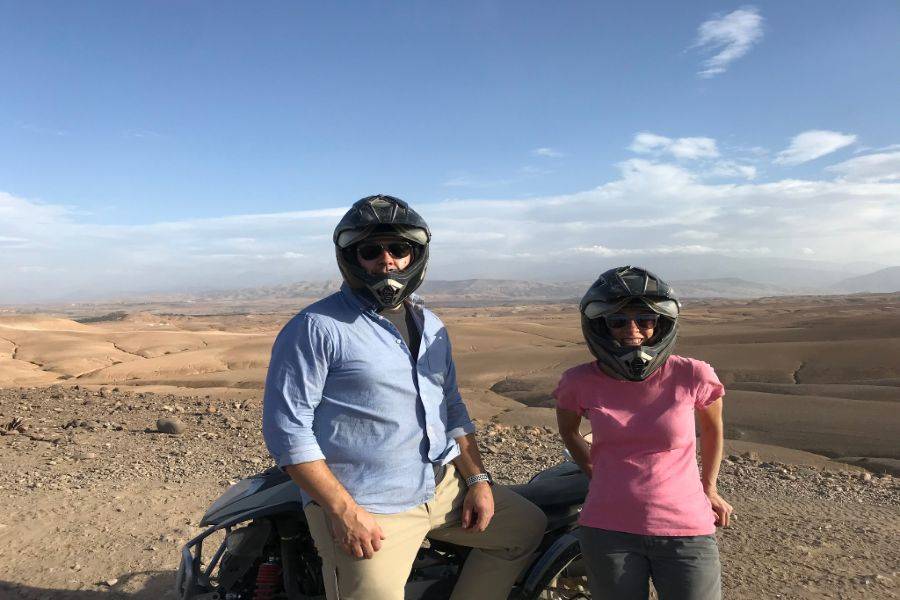Experiência de passeio de camelo e moto-quatro no deserto rochoso de Agafay