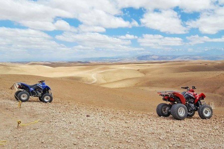 Quadriciclo no deserto rochoso de Agafay de Marrakech