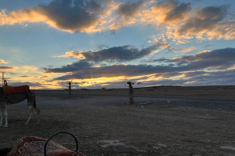 Jantar ao pôr do sol no deserto de Agafay