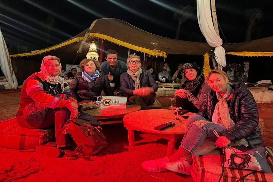 Jantar ao pôr do sol no deserto de Agafay