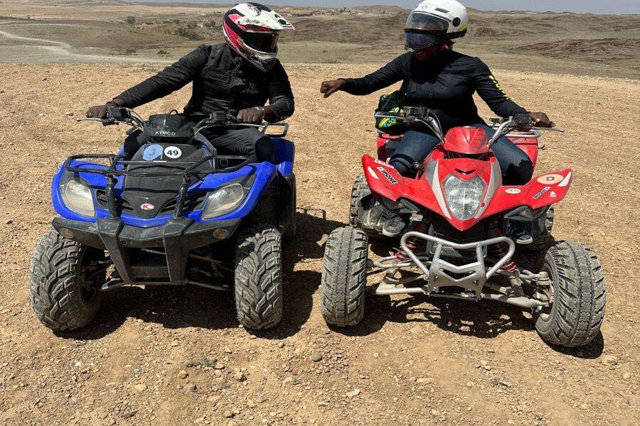Quadriciclo, passeio de camelo e jantar no deserto rochoso de Agafay