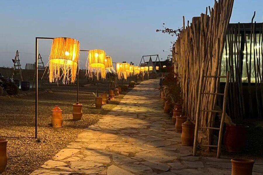 Jantar ao pôr do sol no deserto de Agafay